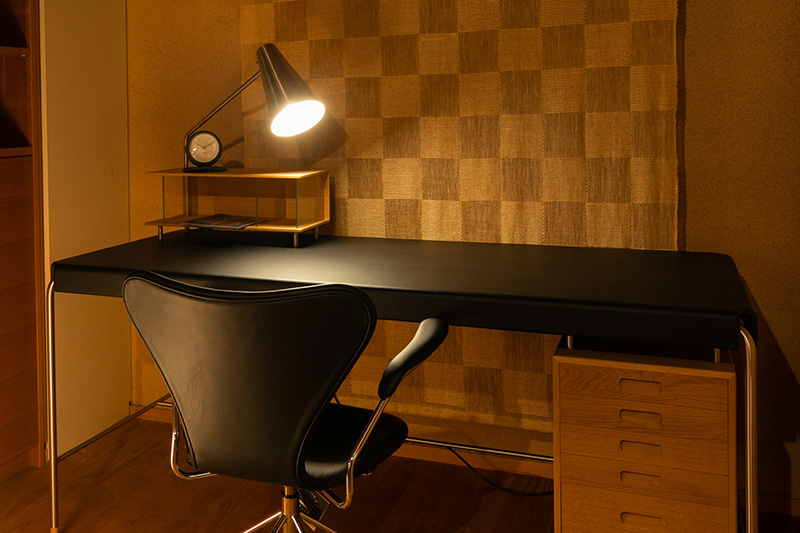 AJ52 SOUFTY TABLE