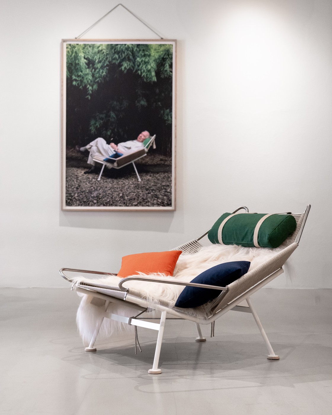 ppmobler_pp225_flag_halyard_chair_lifestyle_wegner_flagship_store_2025